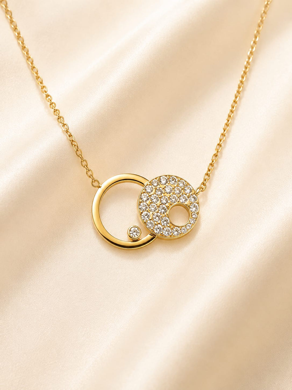 Collier double anneau doré strass - vue à plat sur satin