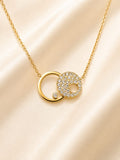 Collier double anneau doré strass - vue à plat sur satin