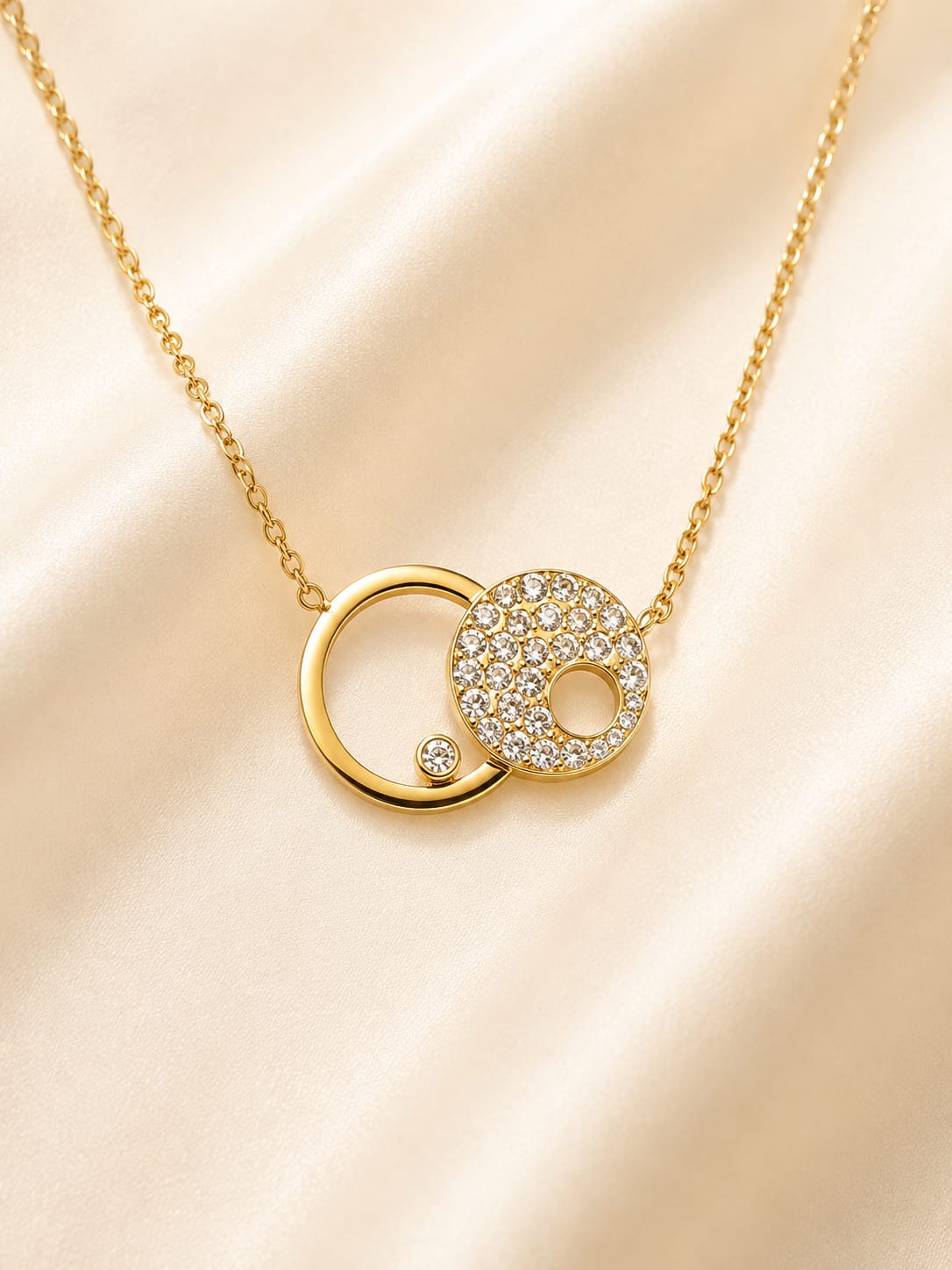 Collier double anneau doré strass - vue à plat sur satin