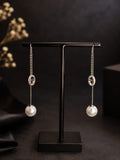 Boucles d'oreilles pendantes argentées perle et anneau strass - vue rapprochée sur présentoir noir