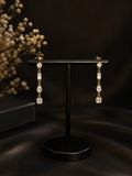 Boucles d'oreilles pendantes dorées multi-formes strass - sur présentoir noir, 3 g