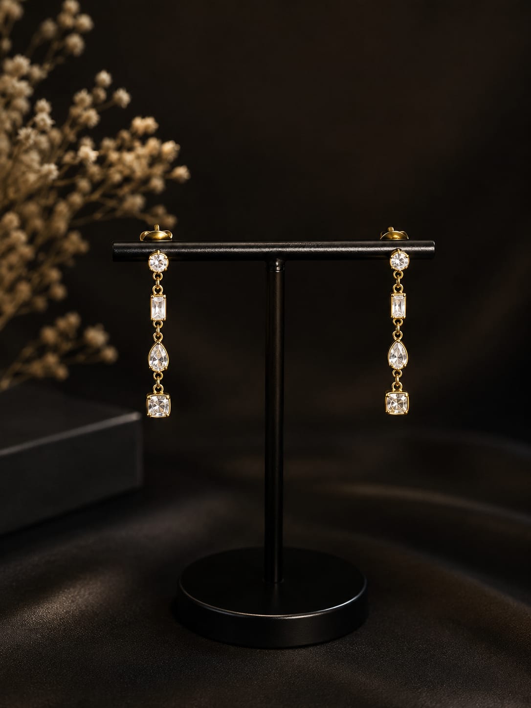 Boucles d'oreilles pendantes dorées multi-formes strass - sur présentoir noir, 3 g