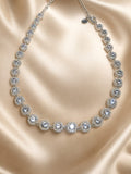Collier rivière strass argenté - vue à plat sur satin