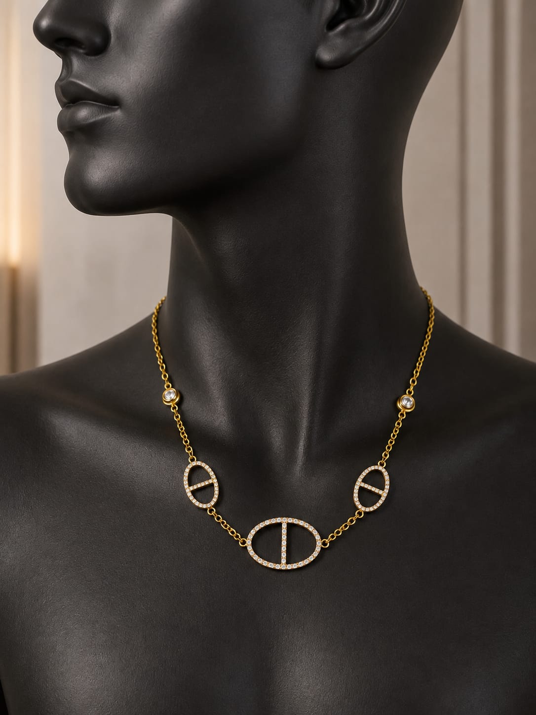 Collier chaîne dorée médaillons strass - porté sur mannequin