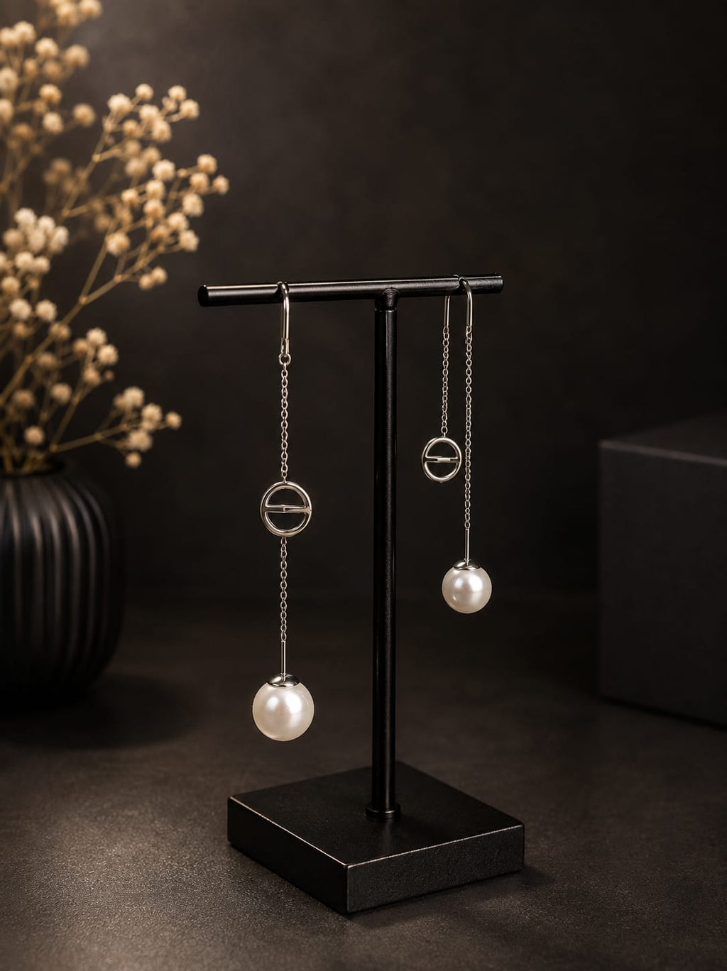 Boucles d'oreilles pendantes argentées perle et anneau strass - vue complète sur présentoir noir