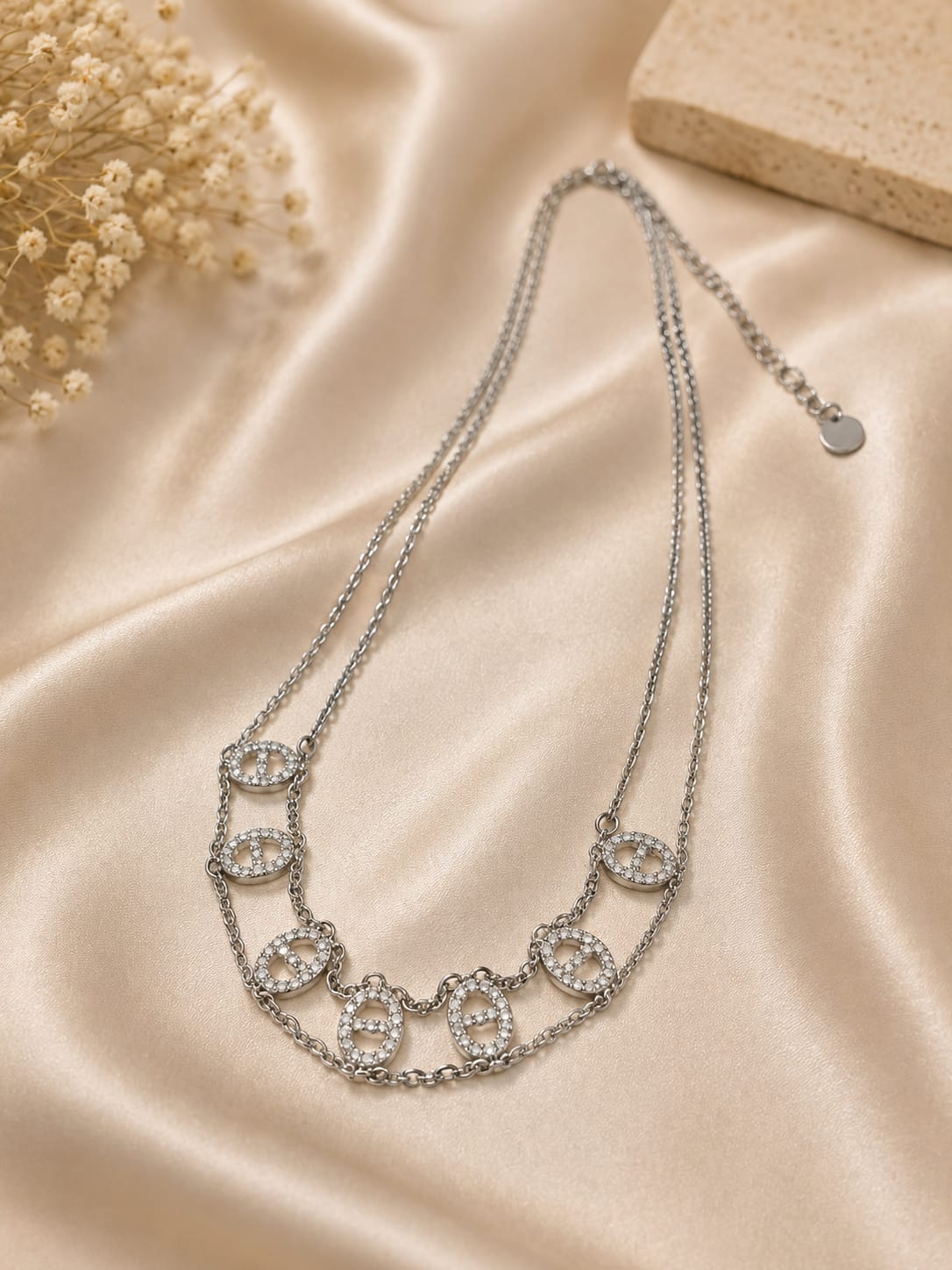 Collier double rang argenté médaillons strass - vue à plat