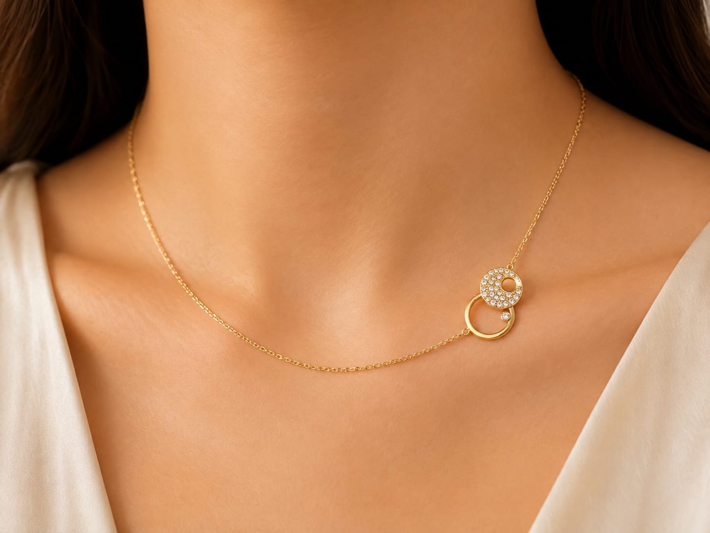 Collier double anneau doré strass - porté au cou, longueur 21 cm