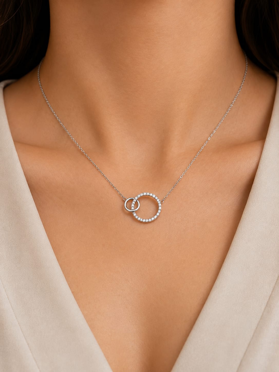 Collier double anneau argenté strass - porté au cou
