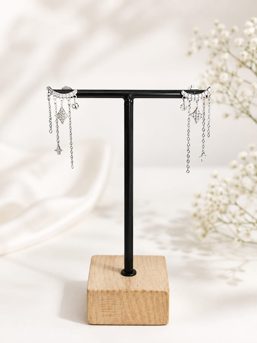 Boucles d'oreilles pendantes argentées lune étoiles strass - sur présentoir bois fond blanc