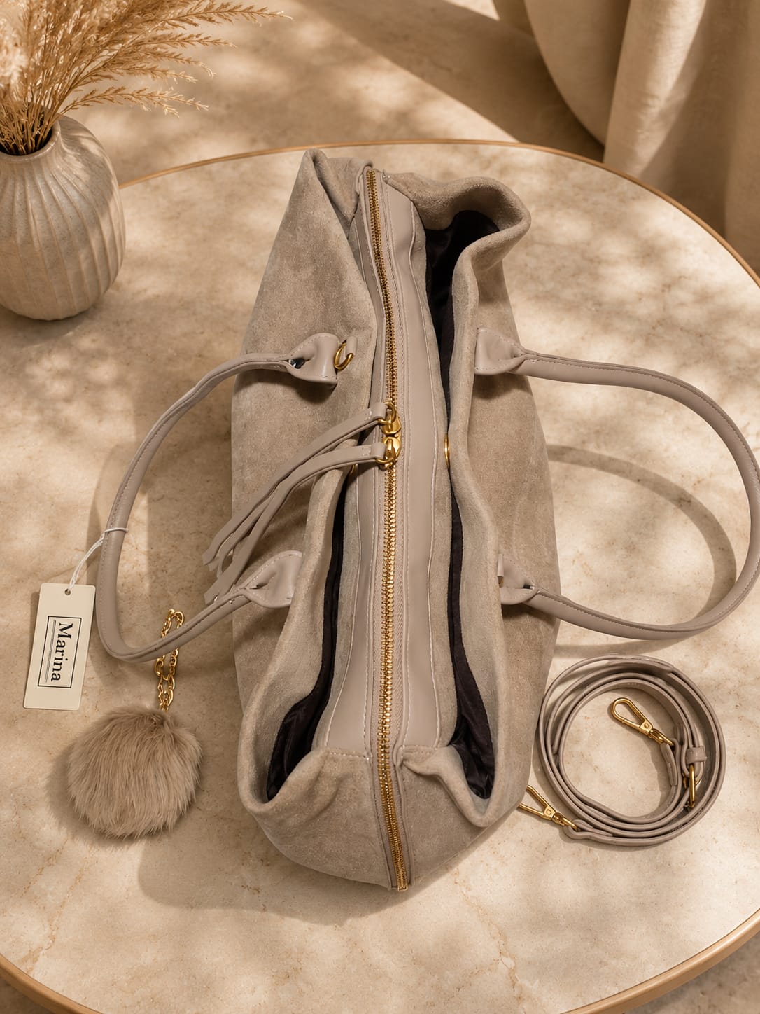 Sac Marina Taupe - porté en bandoulière dans la rue