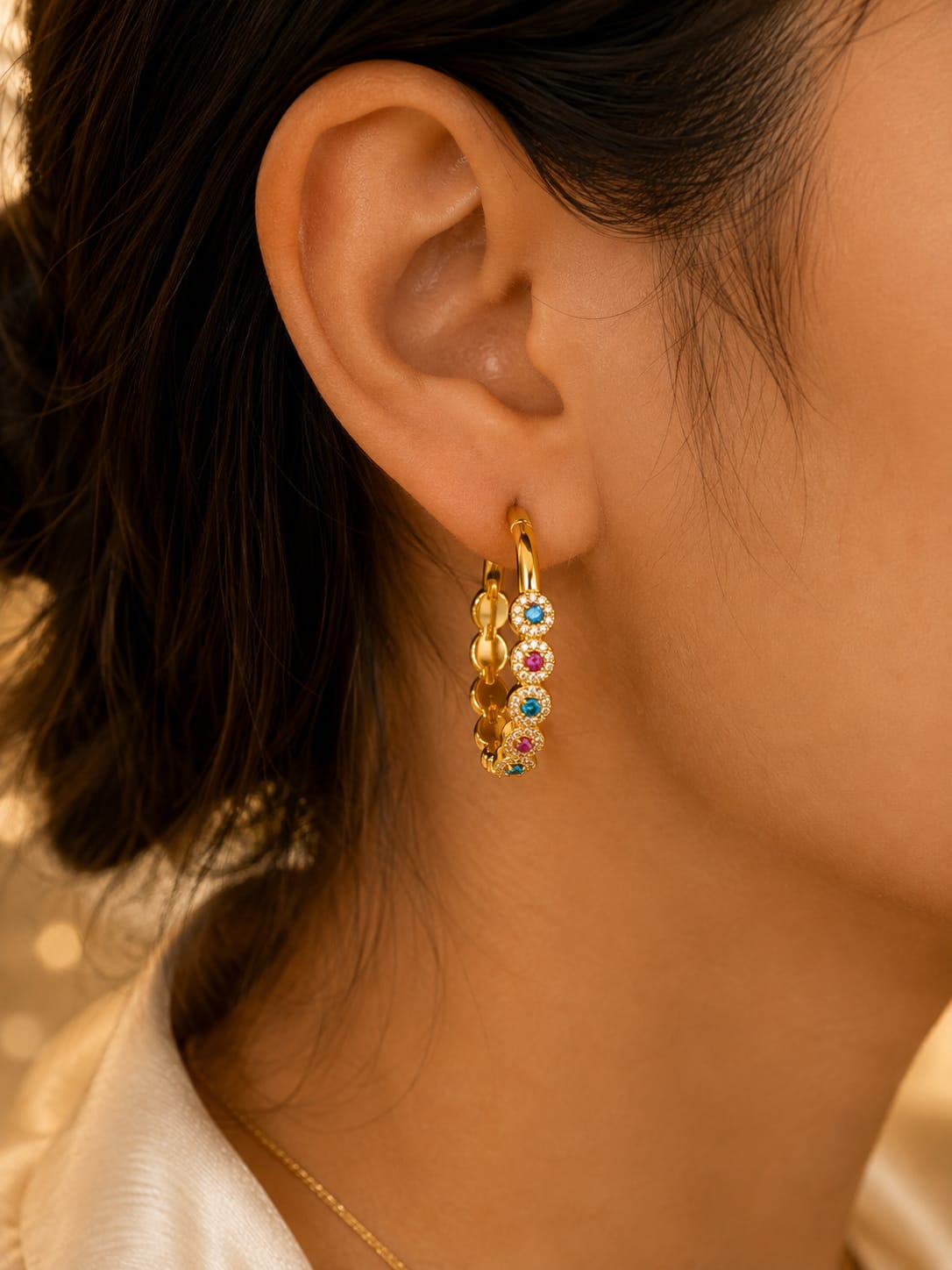 Créoles dorées strass multicolore - portées à l'oreille