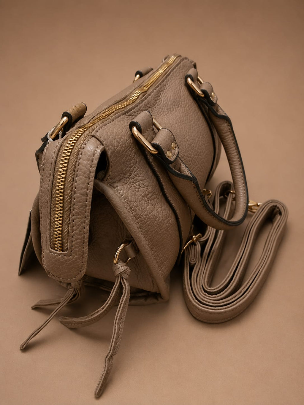 Mini Sac Bowling Taupe – vue du dessous avec pieds dorés