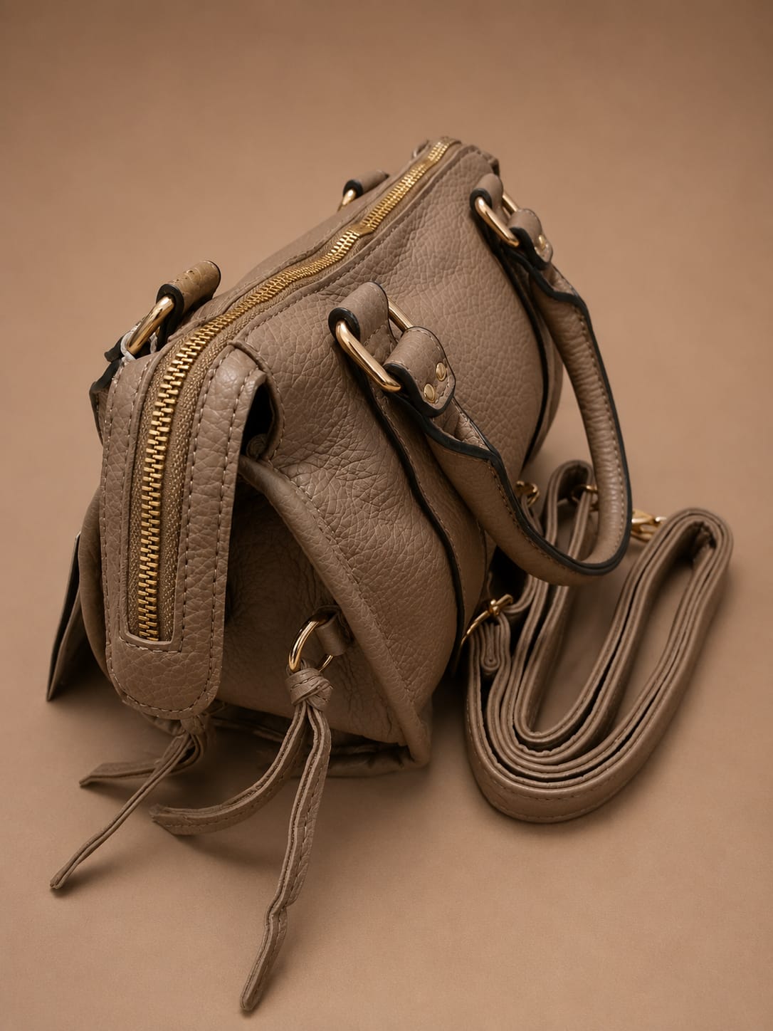Mini Sac Bowling Taupe – vue du dessous avec pieds dorés