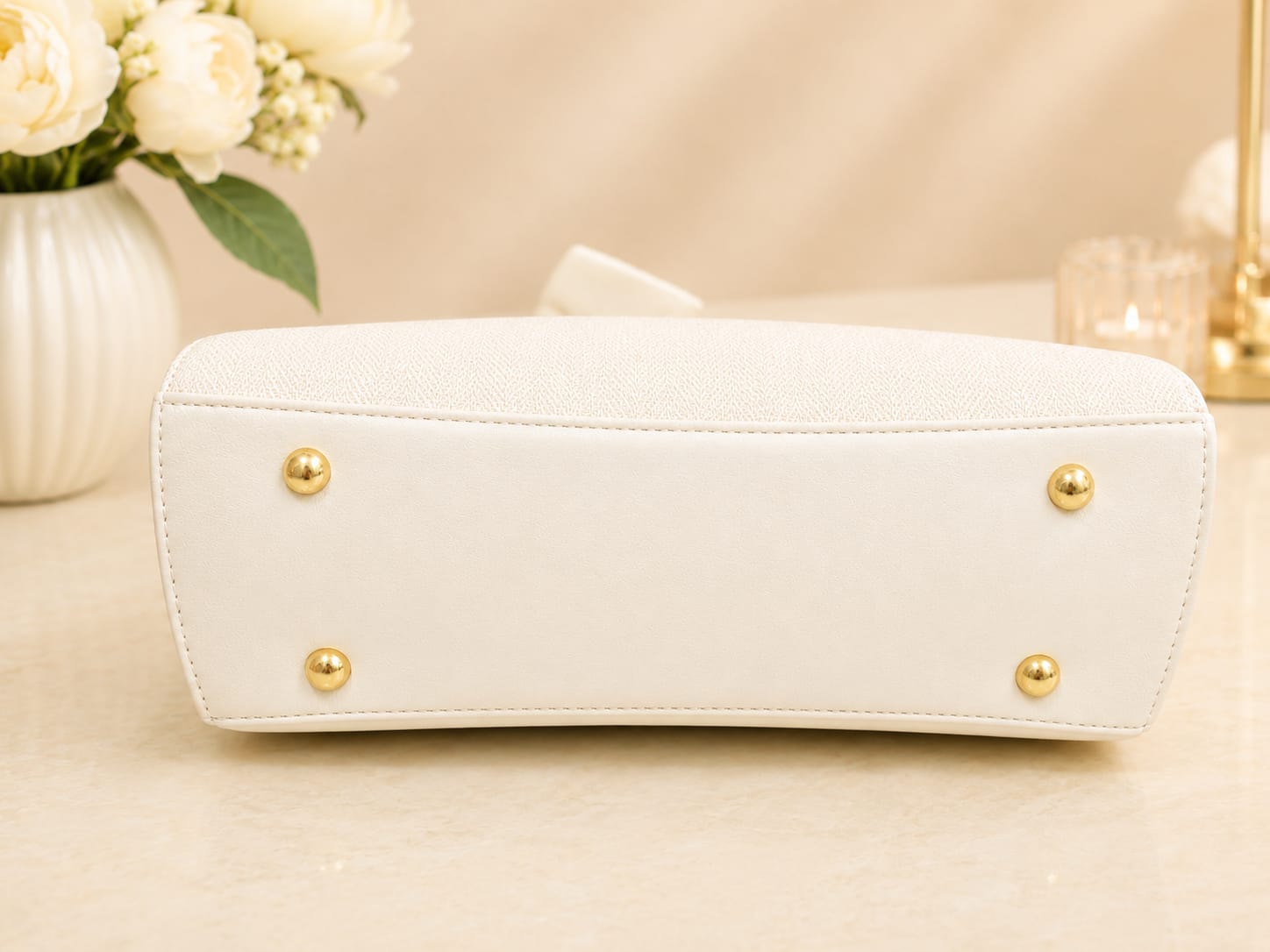 Sac à main blanc - intérieur ouvert avec bandoulière