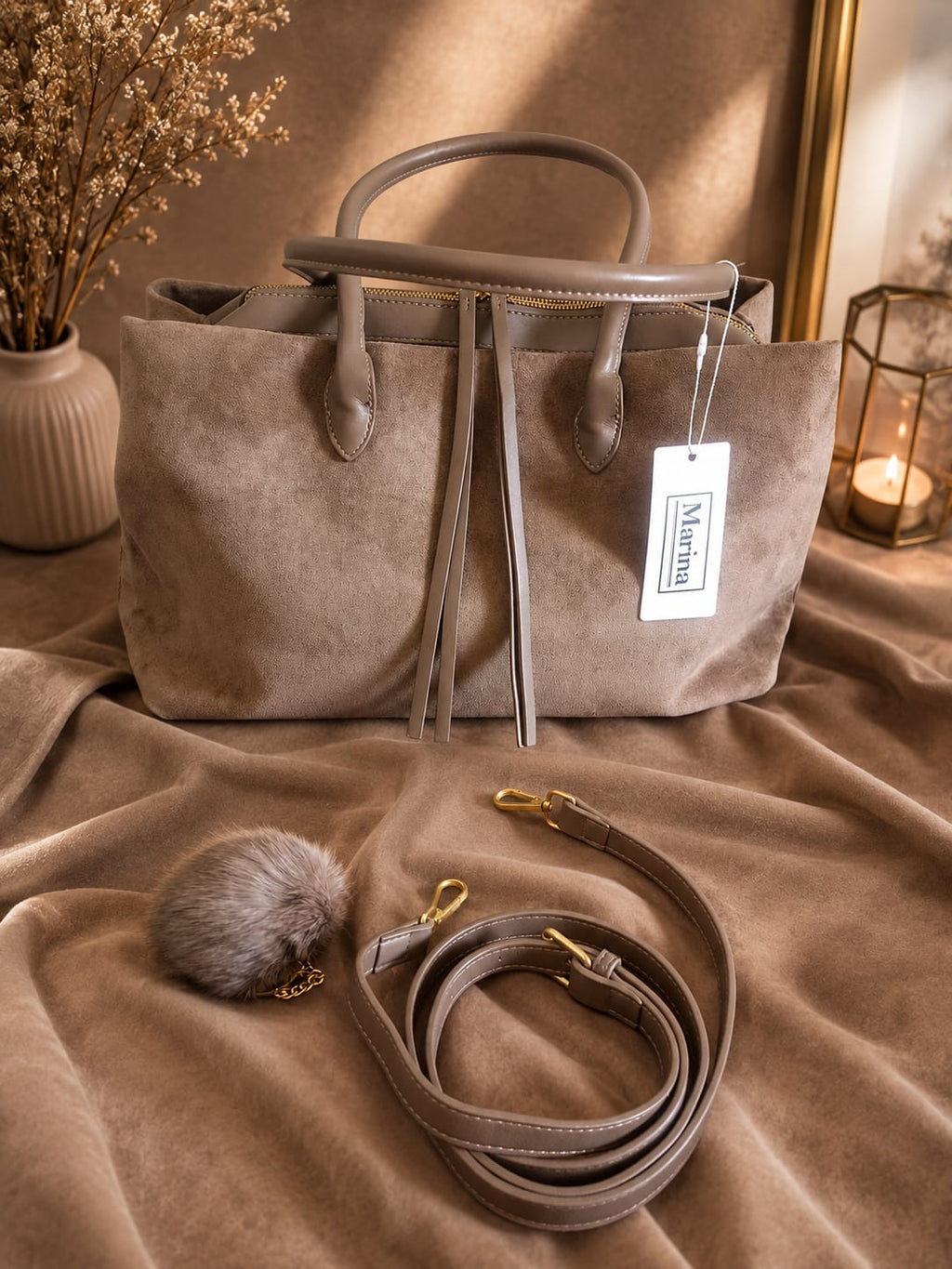 Sac Marina taupe - vue de face avec bandoulière et pompon