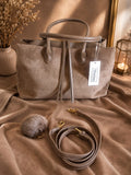 Sac Marina taupe - vue de face avec bandoulière et pompon